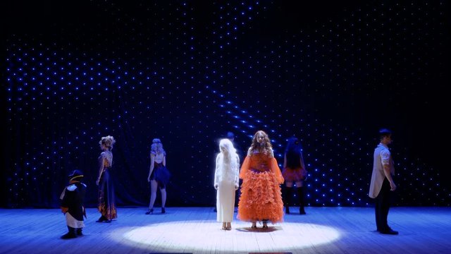 Two girls with unusual appearance singh sad song about their hard freak lives