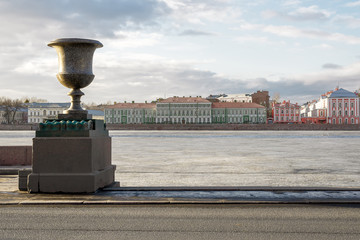 Obraz na płótnie Canvas Spring urban landscape on the embankment of Saint-Petersburg, Russia