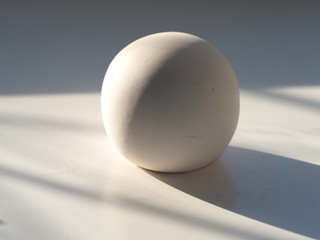 weiße Keramikkugeln auf hellem Grund