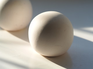 weiße Keramikkugeln auf hellem Grund