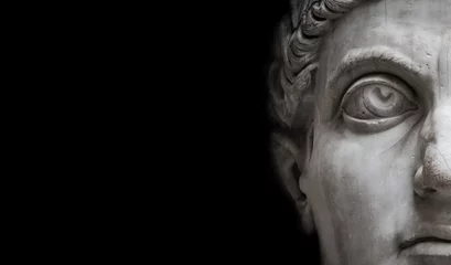 Foto auf Acrylglas Historisches Monument Statue von Roman Nobel Man isoliert auf schwarzem Hintergrund, Rom, Italien