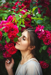 Obraz na płótnie Canvas Beautiful tender woman in rose garden