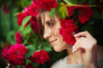 Naklejka premium Beautiful tender woman in rose garden