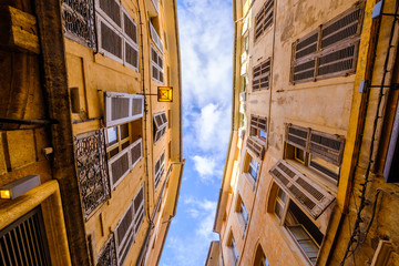 Vue sur les façades des maisons et sur le ciel bleu d'une rue étroite d'Aix-en-Provence. France.