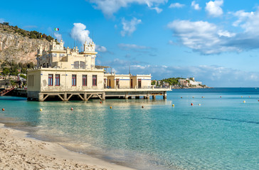 Obraz premium Widok na Charleston, plażę Mondello nad morzem w Palermo na Sycylii we Włoszech