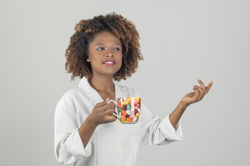 Guapa Doctora africana tomando café