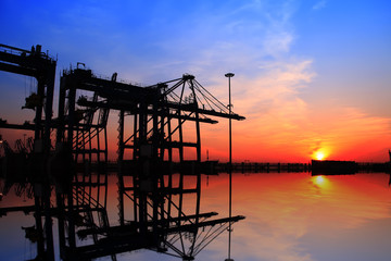 Obraz premium in the evening，Freight dock of container crane