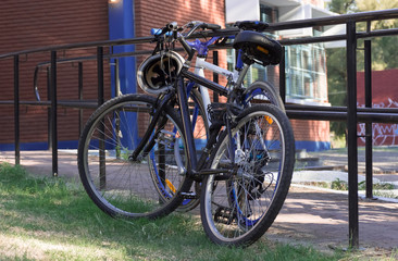Fototapeta premium Dos bicicletas estacionadas