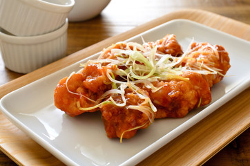 鶏の唐揚げ　チリソースがけ