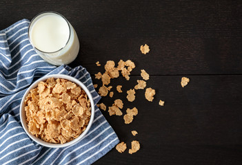 Fototapeta na wymiar Healthy Corn Flakes with milk for Breakfast on table