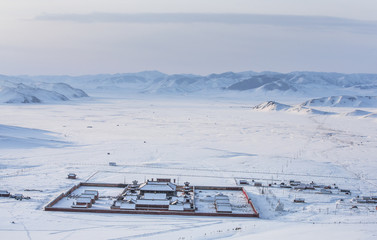 Obraz premium Old amarbayasgalant monastery in Iven Valley near Selenge River at the foot of Mount Buren-Khaan in Baruunburen Sum in Mongolia