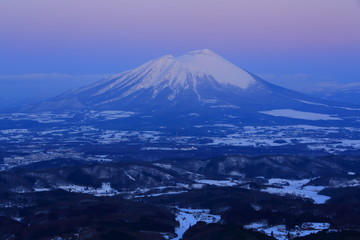 夜明けの岩手山