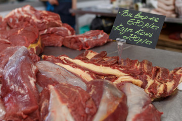 сырое мясо на рынке, конина