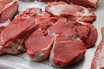 сырое мясо на рынке, говядина