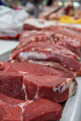 сырое мясо на рынке, говядина