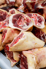 сырое мясо на рынке, свинина