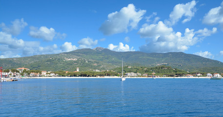 Fototapeta premium Panoramablick auf den Strand von Marina di Campo auf der Insel Elba,Toskana,Mittelmeer,Italien