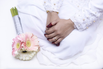 Obraz na płótnie Canvas Gold ring on bride's finger