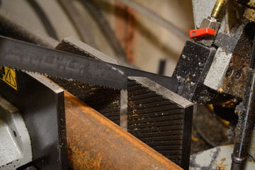 Automatic bandsaw sawing metal workpiece