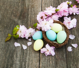 Fototapeta na wymiar Easter eggs and sakura blossom