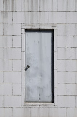 白い壁の扉