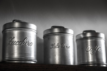 Dosen, monochrom. Italienische Sprache Zucker, Salz, Kaffee