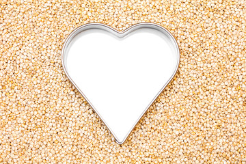 Draufsicht Quinoa ungekocht mit Herz in Weiß, Textfreiraum Quinoasamen