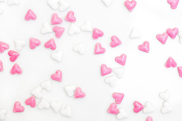 Zuckerherzen Weiß und Pink vor weißem Hintergrund, Konzept Liebe
