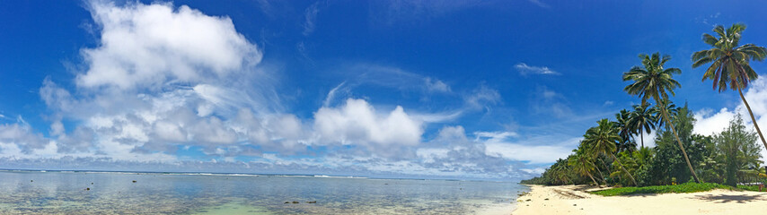 Obraz na płótnie Canvas Panoramic landscape view of Titikaveka Beach in Rarotonga Cook Islands