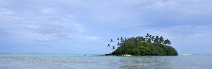 Fototapeta na wymiar Panoramic landscape view of islet at Muri lagoon in Rarotonga Island Cook Islands