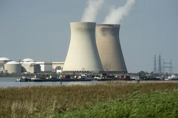Foto op Plexiglas de kerncentrale van Doel bij Antwerpen © twanwiermans