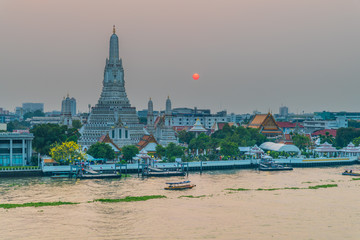 Obraz premium Wat Arun Ratchawararam is located on the Thonburi west bank of Chaopraya river, Bangkok, Thailand