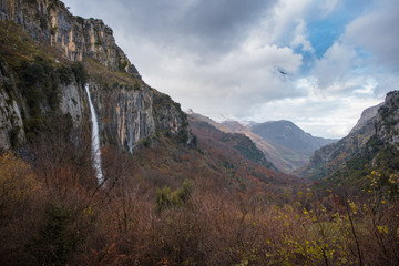 cascada en el interior de un valle
