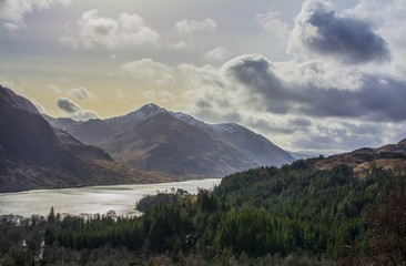 Fototapeta premium montaña en el interior de un lago