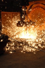 Befüllen eines Schmelzofens mit Eisen