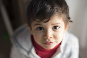 Retrato d eniño pequeño mirnado a cámara serio
