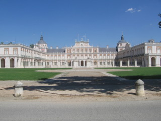 Fototapeta na wymiar Palace and gardens in Aranjuez, Spain