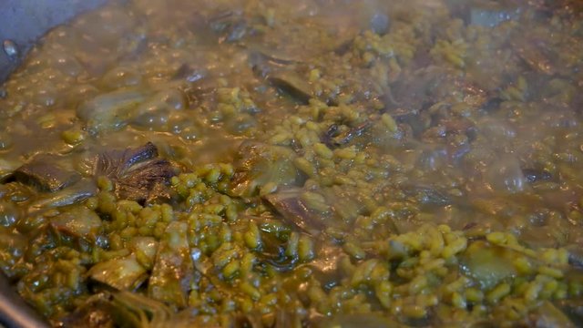 cocinando un arroz tipo paella valenciana