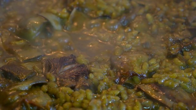 cocinando un arroz tipo paella valenciana