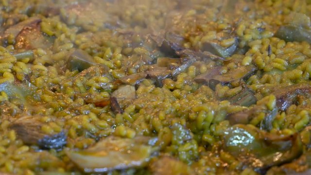 cocinando un arroz tipo paella valenciana