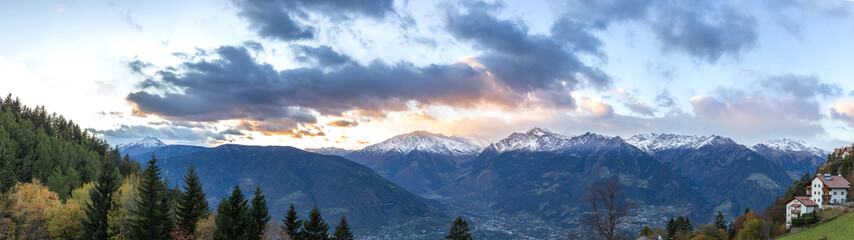 Panorama - Bergspitzen bei Meran im Sonnenuntergang mit dramatischen Wolken - High Resolution