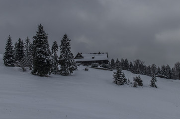 Chata na zboczu góry  - obrazy, fototapety, plakaty