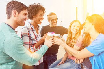 Start-Up Coworking Team hat Erfolg mit Kaffee