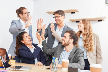 Kreatives Start-Up Team feiert den Teamgeist