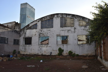 Fototapeta na wymiar Construção abandonada com cobertura em arco.