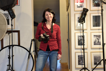 Fototapeta na wymiar woman photographer in her photography studio
