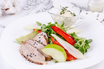 Meat cut with vegetables and creamy garlic sauce.