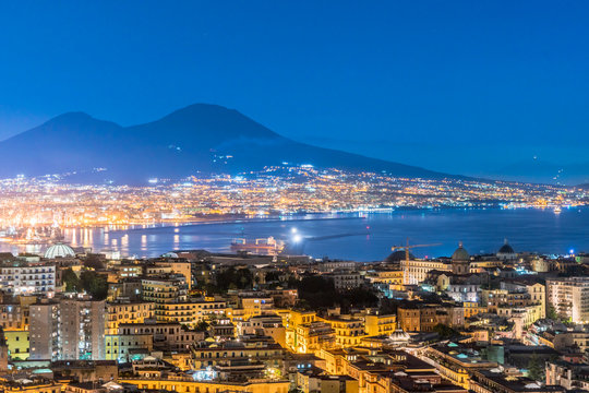 Napoli e Vesuvio dall'alto di notte