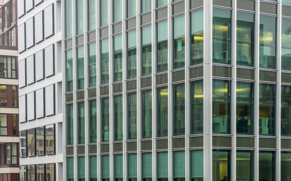 Abstrakte Fassade eines modernen B&uuml;rogeb&auml;udes in Hamburg, Deutschland