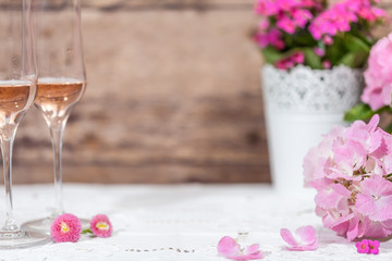 Romantisch gedeckter Tisch in Rosa mit viel Textfreiraum